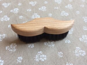 drevena kefa na bradu a fuzy z bukoveho dreva s diviacimi stetinami tvar fuzy